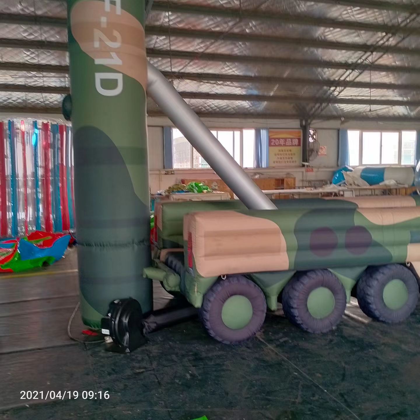 于都军事演习中的充气目标车辆：模拟发射车雷达车坦克飞机